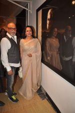 Hema Malini, Pritish Nandy at Sudip Roy_s art exhibition in Jehangir on 14th Nov 2011 (84).JPG